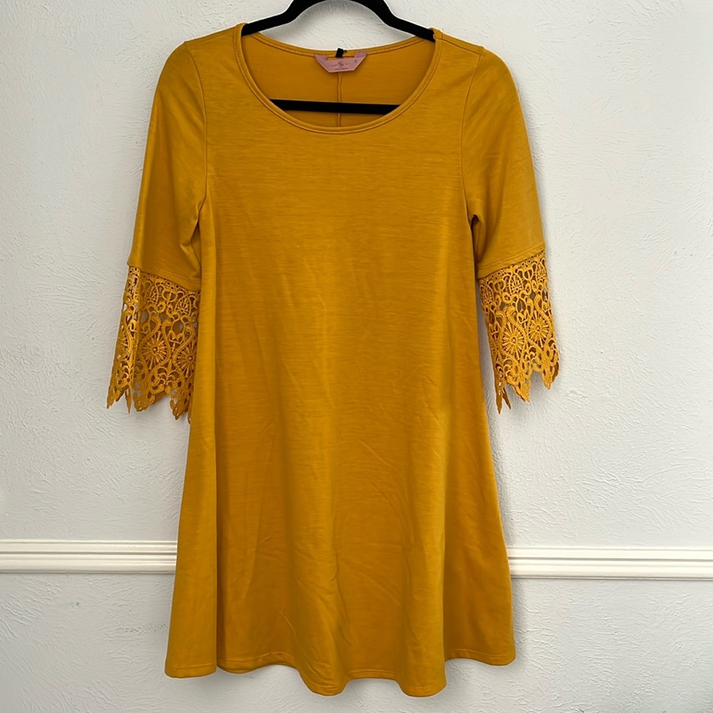 🛍️3/$10 Mustard yellow dress with lace sleeves